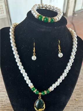 Pearl and Green Gem Pendant Necklace Set -